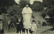 Myrtle Mary Glos and children in 1922